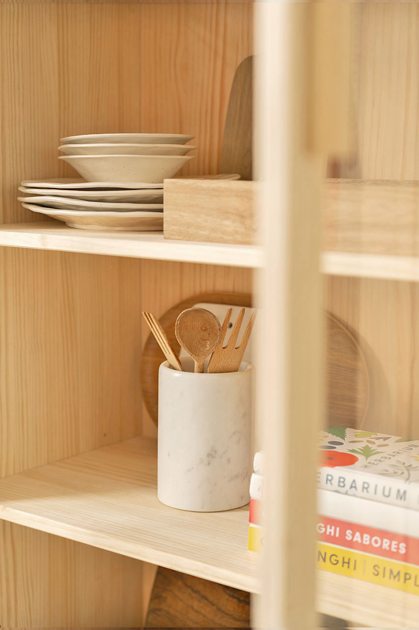 Imagen de ambiente 2 para:Vitrina baja de madera maciza
